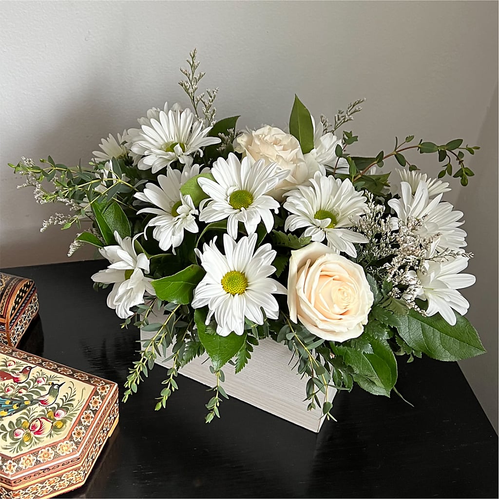 Fresh Linen Box Bouquet – MC SHANES FLORIST & GREENHOUSE INC, Belle Vernon PA